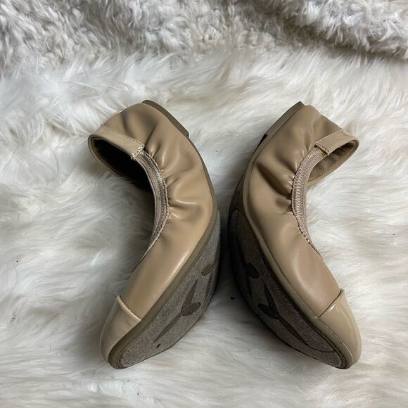 Dexflex Comfort synthetic leather beige and patent slip on flats size 7 - Picture 7 of 10